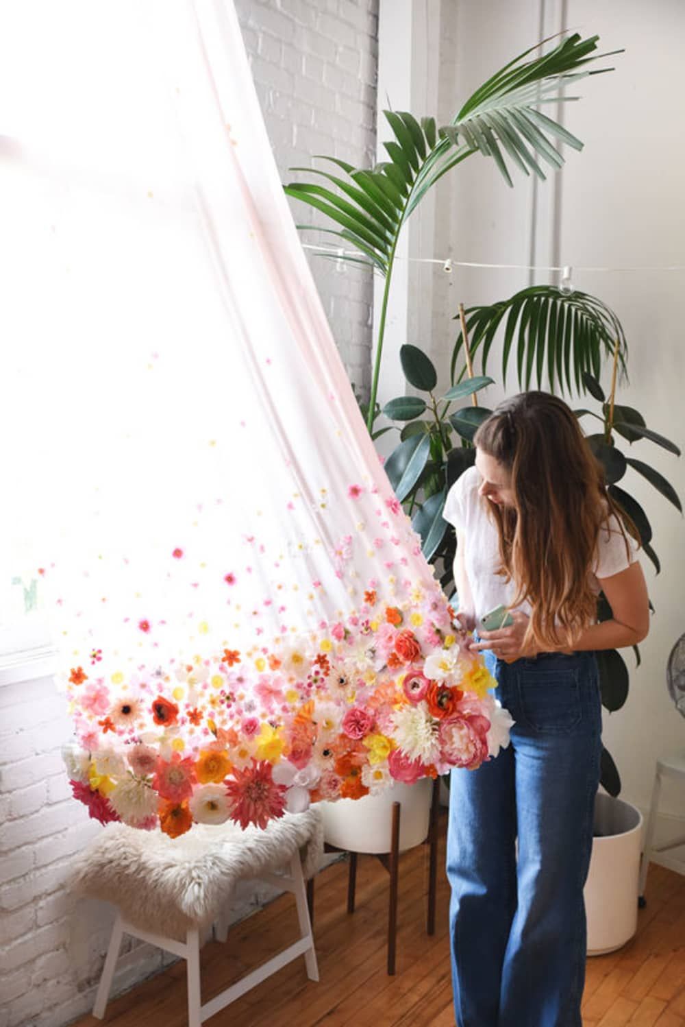 Bạn có thể sử dụng những bông hoa vải hoặc hoa thật vào dịp đặc biệt để đính vào tấm rèm đơn sắc của mình. 