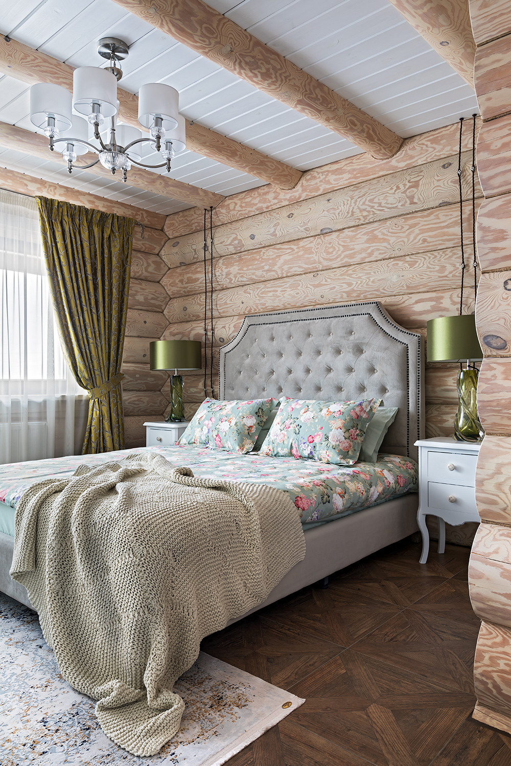 Phòng ngủ mộc mạc với bảng màu của gỗ tự nhiên kết hợp màu xanh pastel trên bộ chăn ga gối hoa lá mộng mơ.