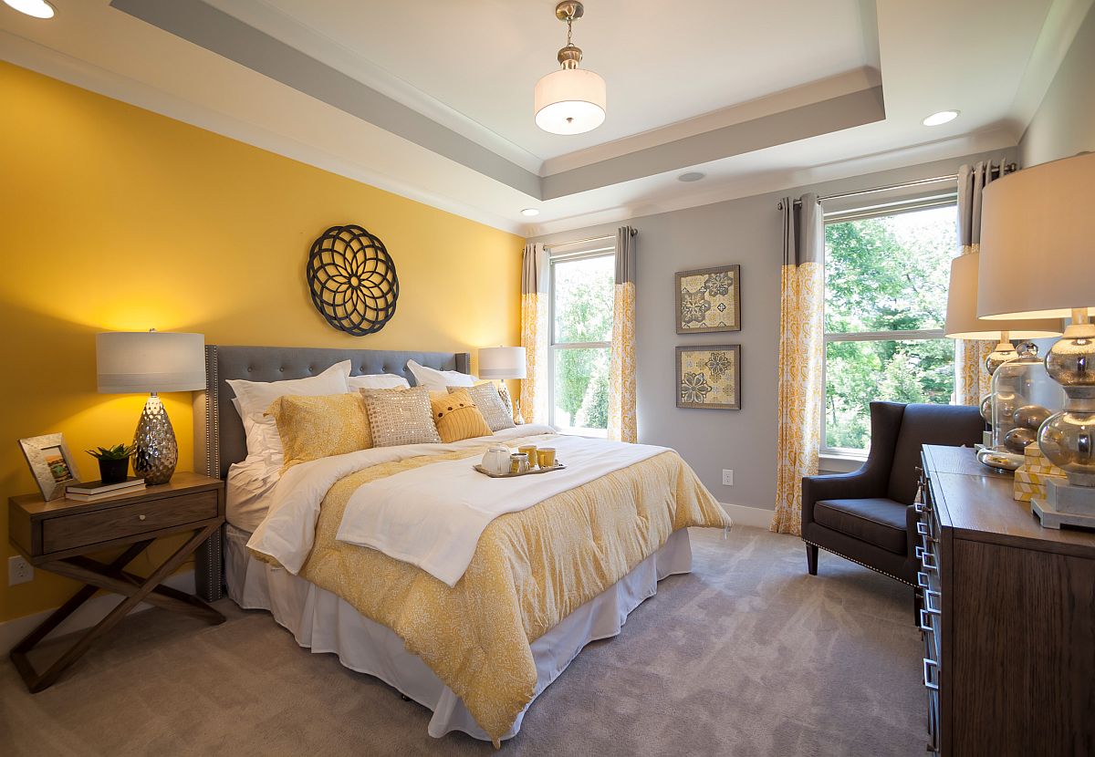Màu vàng và xám được kết hợp hài hòa cùng nhau tạo nên một phòng ngủ hiện đại, quyến rũ.