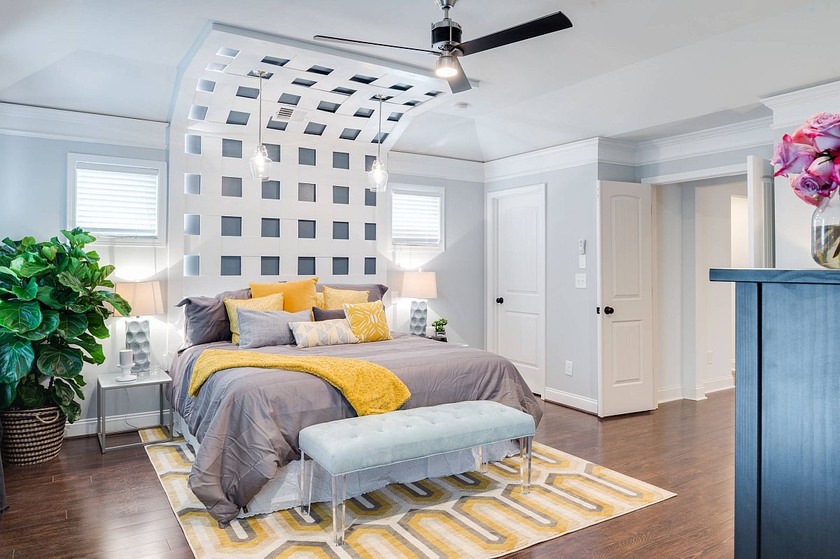 Giữa một phòng ngủ lựa chọn gam màu trắng chủ đạo thì “cặp đôi” hoàn hảo này sẽ trở thành điểm nhấn ở gối, mền và cả tấm thảm trải sàn.