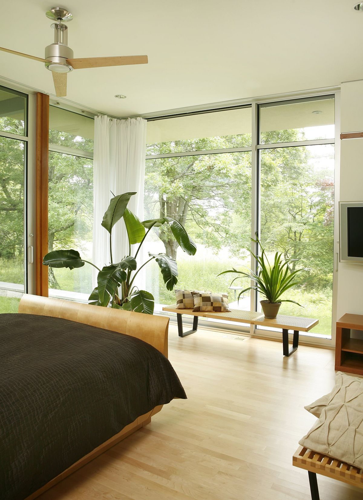 Phòng ngủ với tường kính trong suốt nhìn ra khung cảnh mướt mát tươi xanh đến đáng “ghen tỵ” bên ngoài.