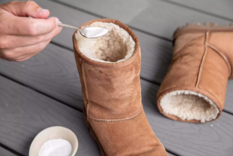 Vệ sinh giày boot chất liệu da lộn lót lông