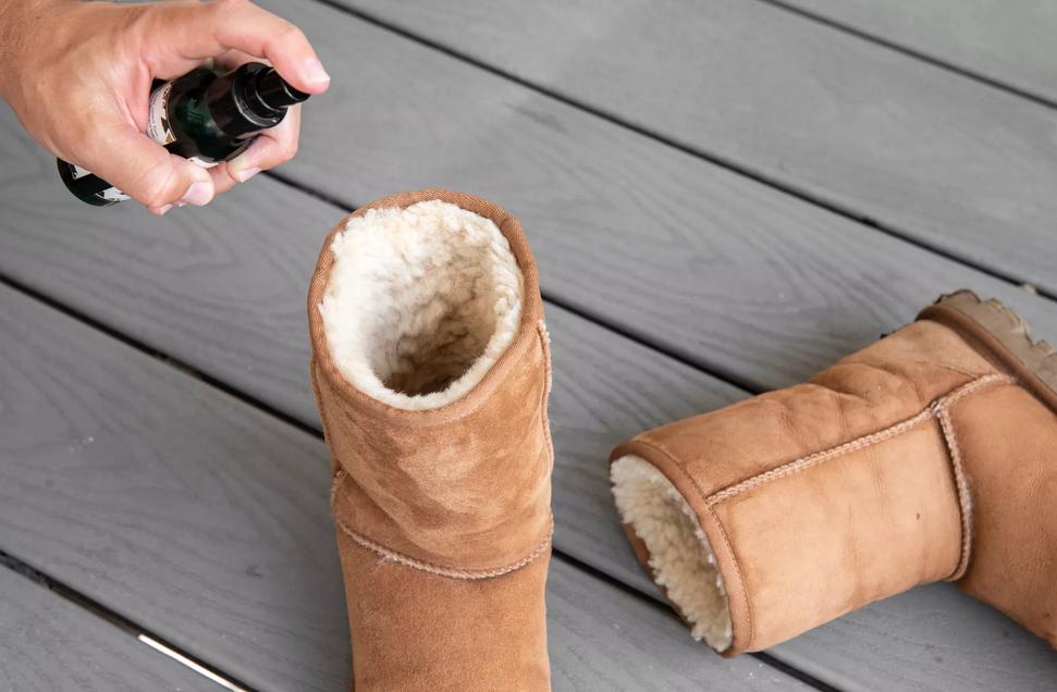 Cách tốt nhất để diệt vi khuẩn và nấm mốc ở giày boot là dùng chai xịt chống nấm mốc chuyên dụng.
