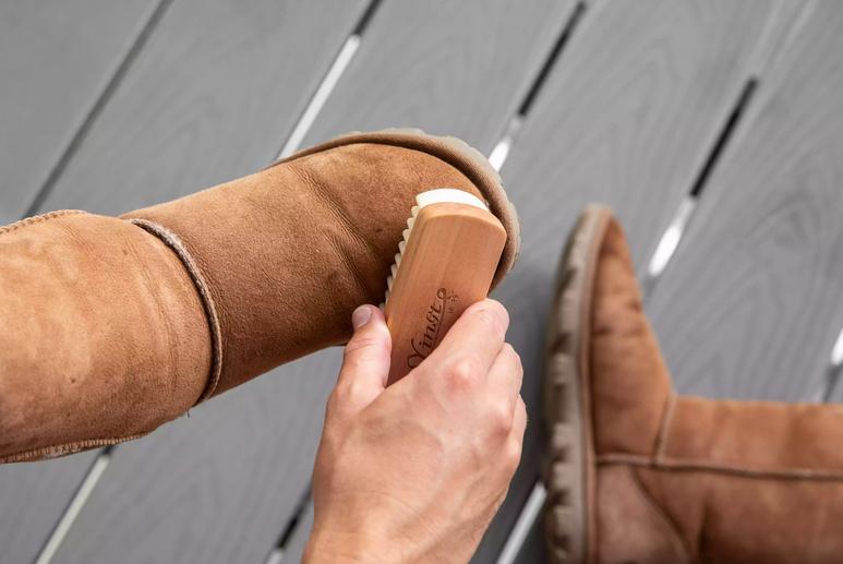 Sử dụng bàn chải cao su dành riêng cho da lộn để chải bề mặt giày boot.
