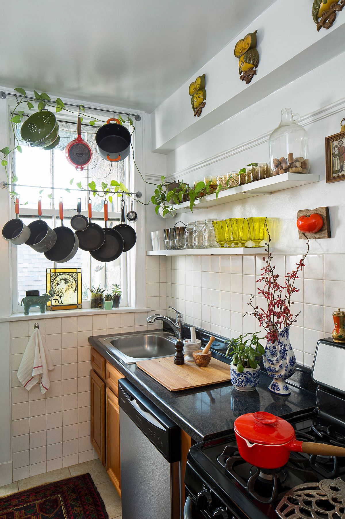 Kể cả bạn chỉ có một góc bếp nhỏ thôi vẫn có thể dùng cây xanh để trang trí.
