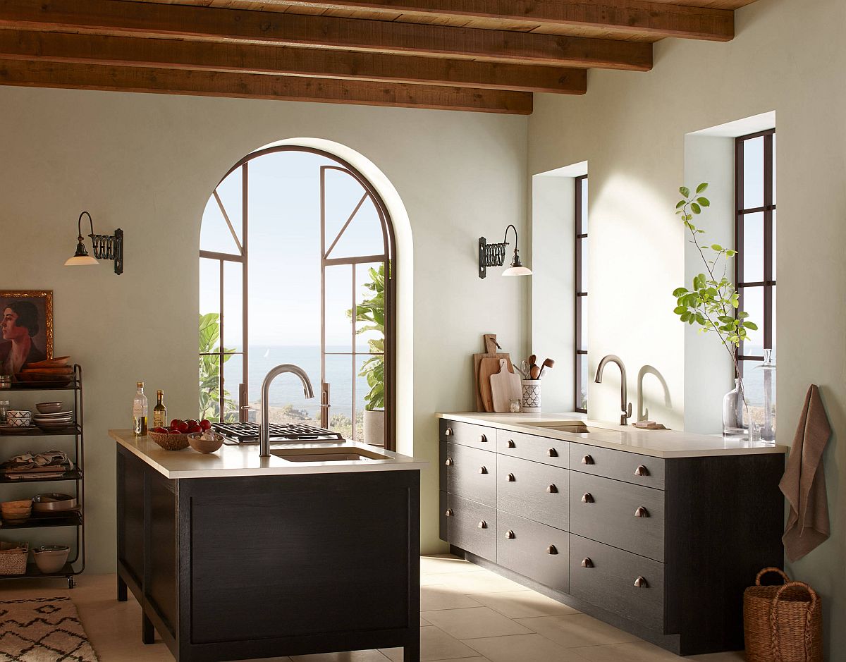 Phòng bếp xinh đẹp với chất liệu gỗ mộc kết hợp đá phiến cho cảm giác đơn giản nhưng vẫn thanh lịch.