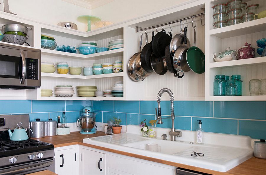 Sự kết hợp giữa tủ lưu trữ và kệ mở tạo nên giải pháp hoàn hảo cho căn bếp nhỏ nhưng cần đầy đủ tiện nghi.