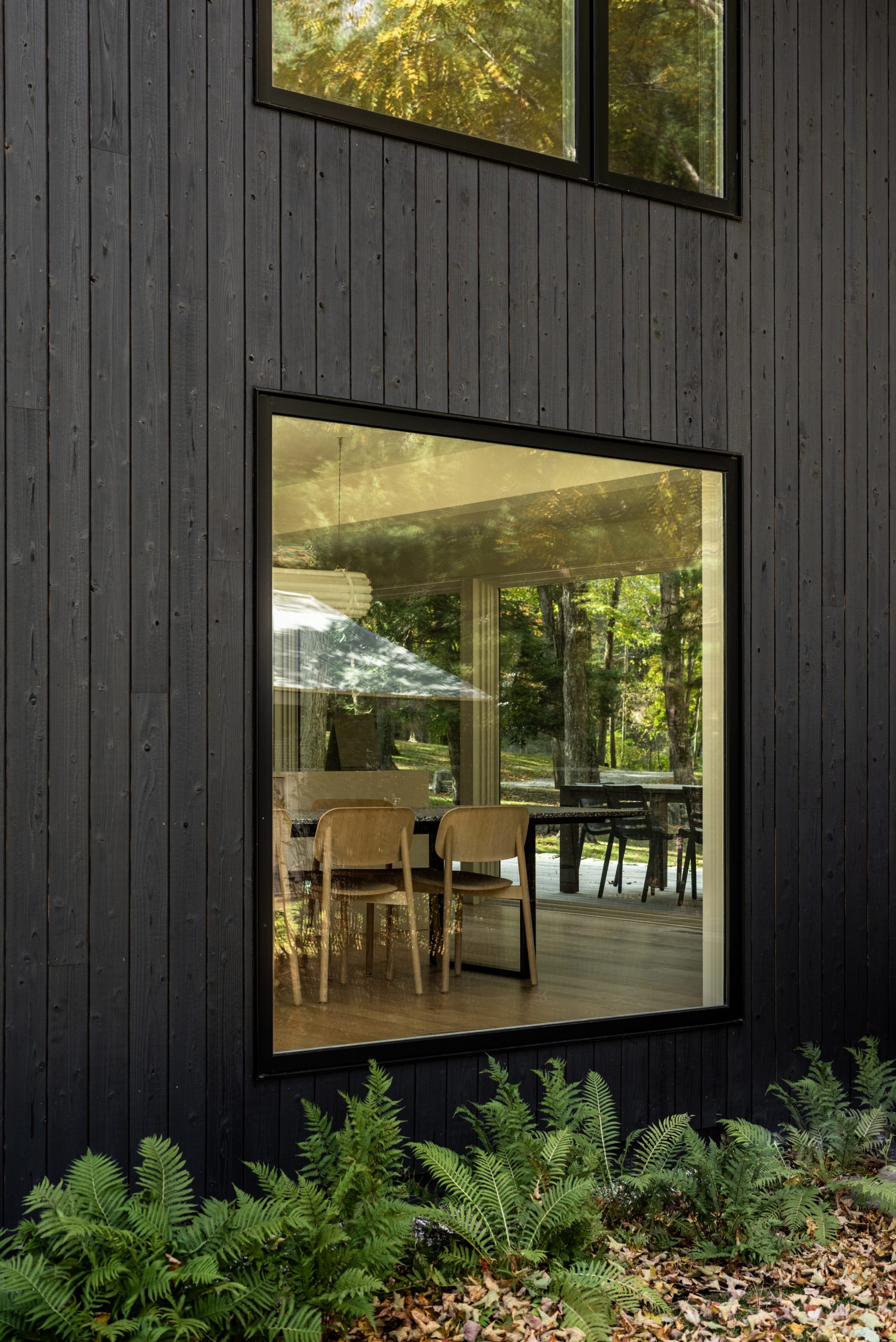 Vondalwig Architecture đã đại tu ngoại thất của ngôi nhà bằng cách ốp gỗ đen theo kỹ thuật “shou sugi ban” truyền thống của Nhật Bản. 