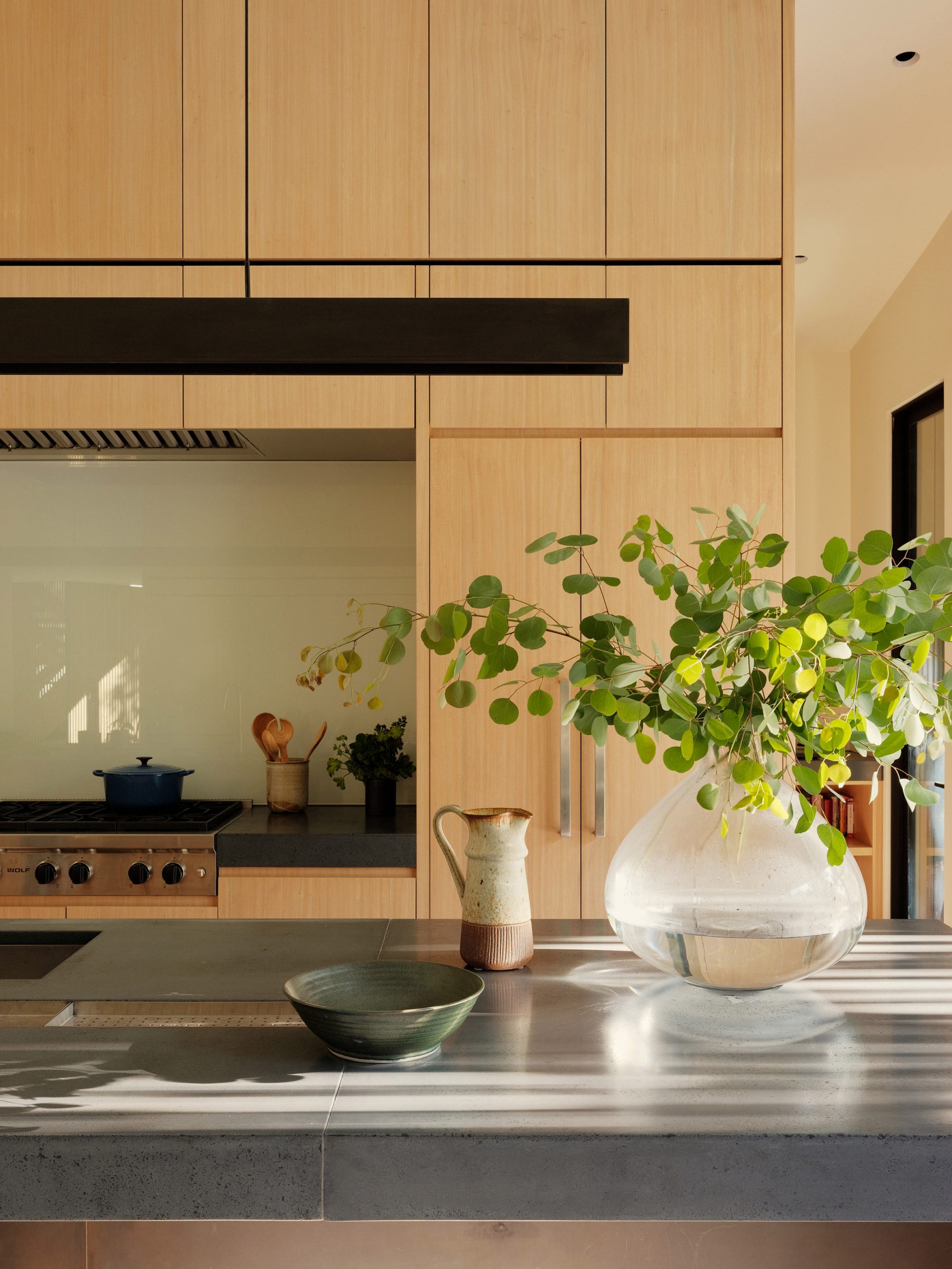 Phòng bếp cực kỳ xinh xắn với những chi tiết trang trí như chiếc lọ thủy tinh, đồ dùng bằng chất liệu gốm sứ mang đến phong cách Nhật Bản giữa Thung lũng Silicon.