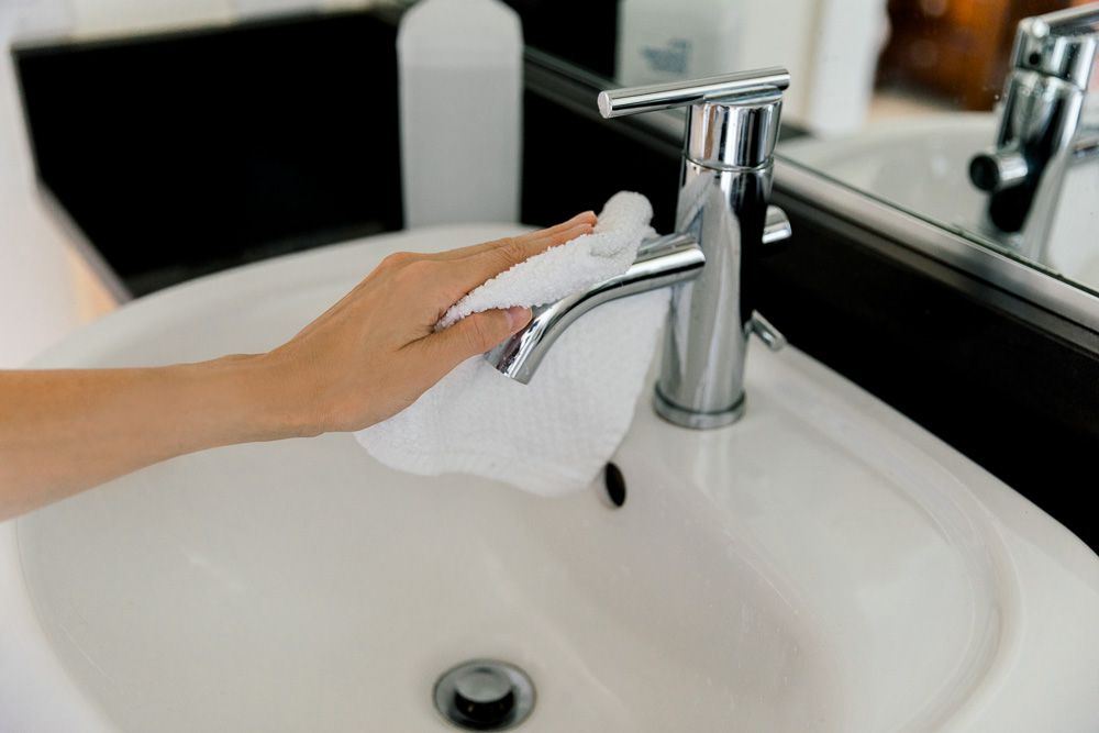 Thấm cồn tẩy rửa vào khăn rồi lau nhẹ nhàng là vết nước hay dấu vân tay đều được “hô biến”.