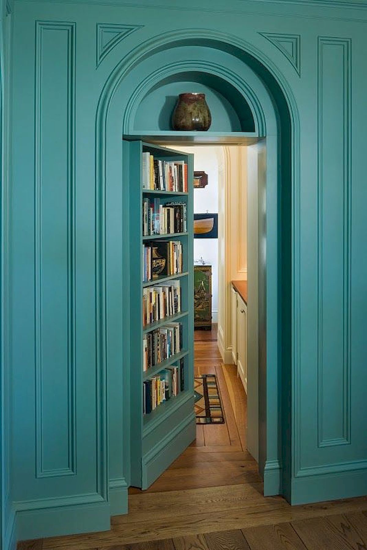 Đối với những ai yêu thích sách thì ý tưởng kết hợp cửa ra vào và giá sách sẽ khiến họ mê mẩn ngay từ cái nhìn đầu tiên, chẳng hạn như cánh cửa sơn xanh mòng két thời thượng này.