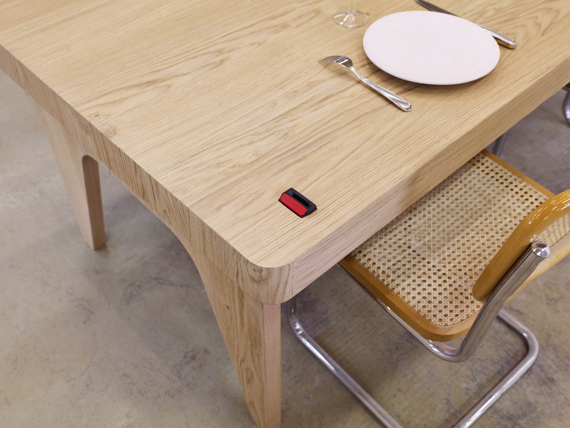 Phần chân bàn bằng gỗ sồi được thiết kế gấp gọn, khi cần sử dụng có thể gỡ ra để chiếc bàn đứng vững trên mặt sàn.