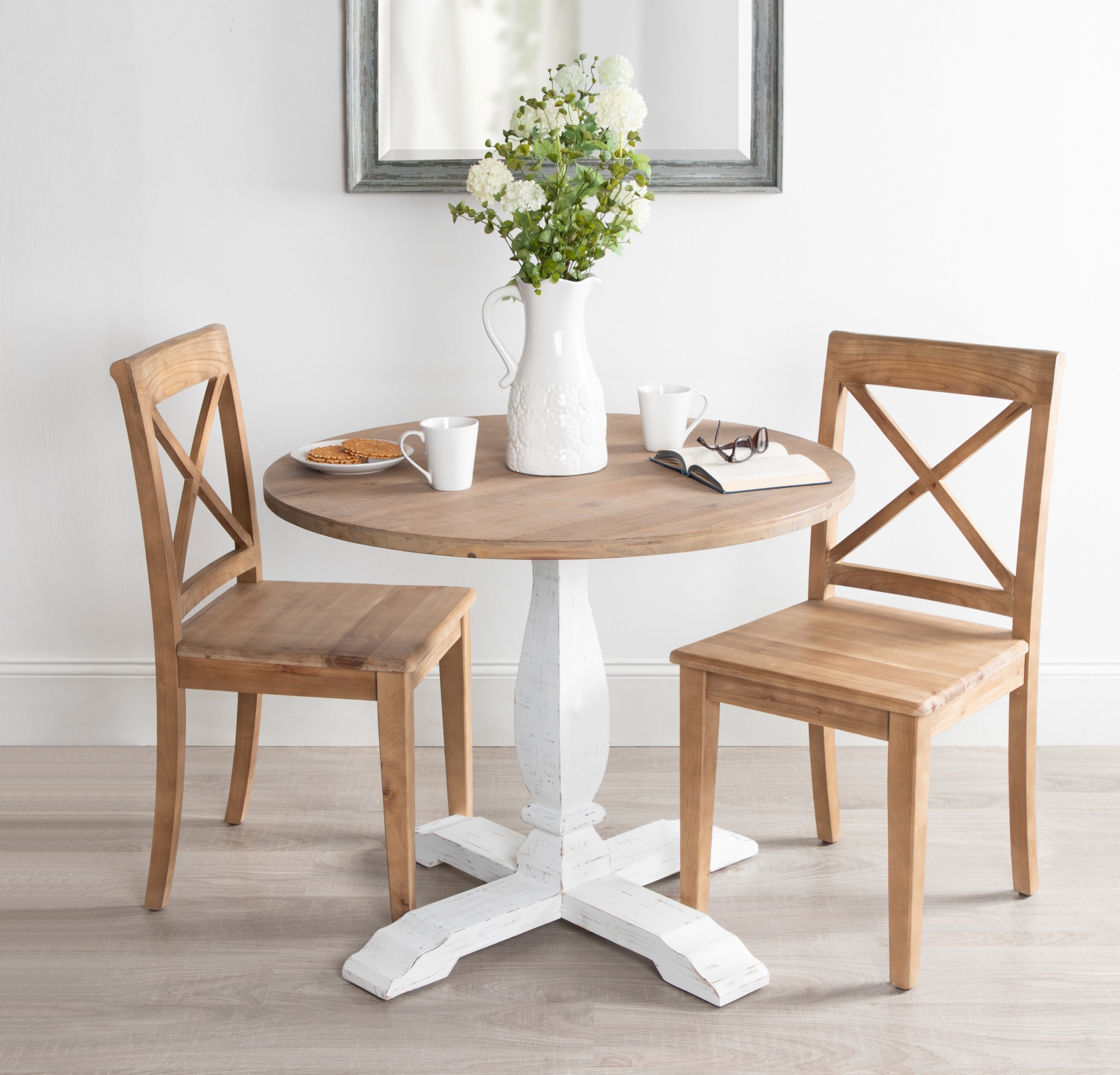 Thiết kế bàn ăn hình tròn này là sự lựa chọn hoàn hảo cho không gian nhỏ như góc ăn sáng hoặc bàn ăn trong ngôi nhà chỉ có 2 người lớn. Phần chân bàn quét vôi trắng, mặt bàn bằng gỗ tự nhiên đem đến sự gọn nhẹ và linh hoạt cho khu vực ăn uống.
