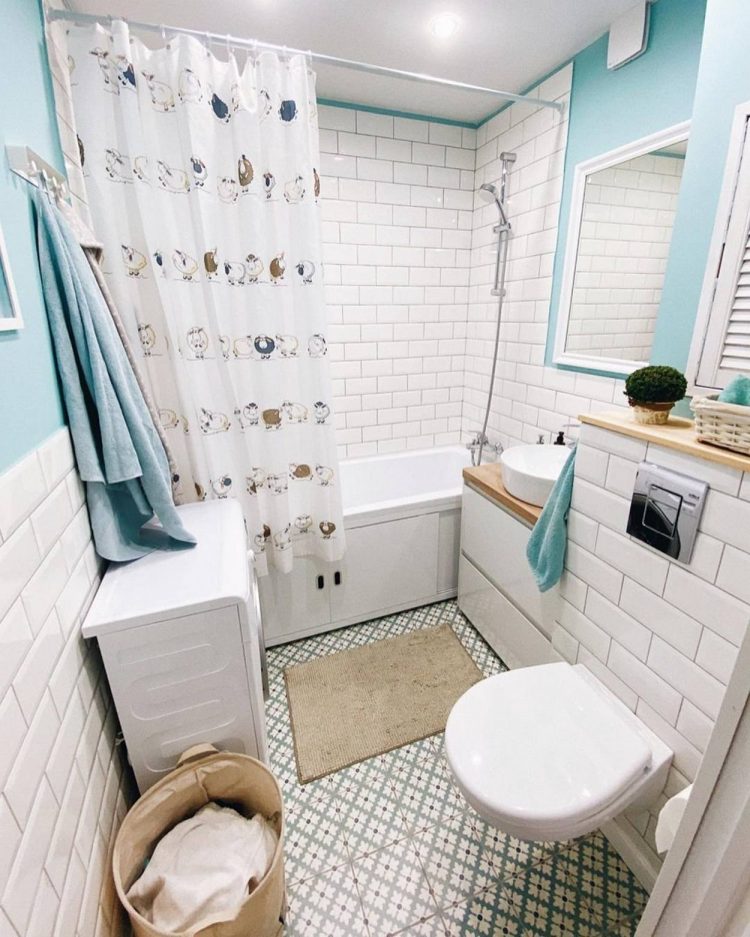 Bồn toilet thiết kế gắn tường giúp giải phóng diện tích mặt sàn. Buồng tắm được phân tách với nhà vệ sinh bằng chiếc rèm trắng in hình các con vật ngộ nghĩnh. Hệ thống đèn ốp trần giúp tăng ánh sáng cho phòng tắm mà vẫn đảm bảo sự rộng rãi và an toàn.