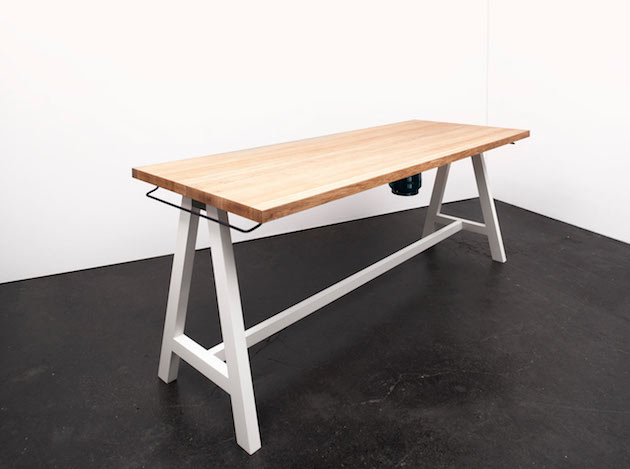 Chiếc bàn khá đơn giản với mặt bàn gỗ sáng màu, phần chân với lớp hoàn thiện sơn màu trắng sạch sẽ, kiểu chân bàn chữ A tạo nên thế vững chắc.