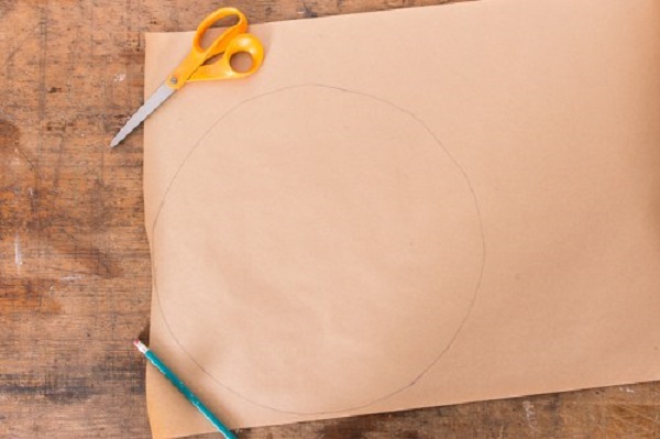 Vẽ một hình tròn đường kính tùy ý lên tờ giấy rồi cắt rời.