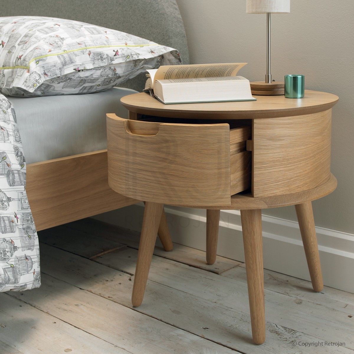 Một kiểu dáng hình tròn khác làm từ gỗ công nghiệp kết hợp ngăn kéo, thiết kế rất gọn nhẹ nên bạn có thể dễ dàng di chuyển đến nhiều vị trí trong nhà. Thậm chí khi không sử dụng làm táp đầu giường có thể chuyển đổi thành bàn phụ cho phòng khách.