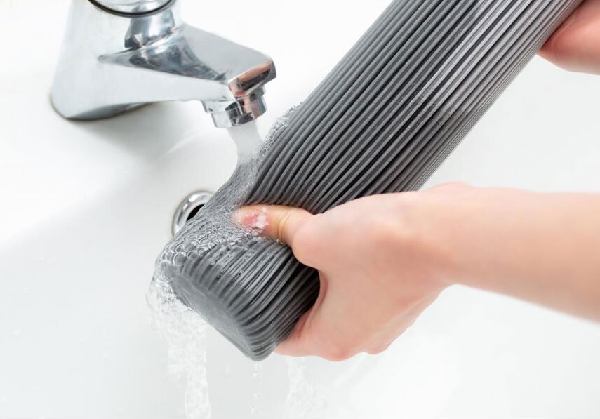 Bụi bẩn và dị vật mắc vào rãnh cũng được làm sạch đơn giản dưới vòi nước. 