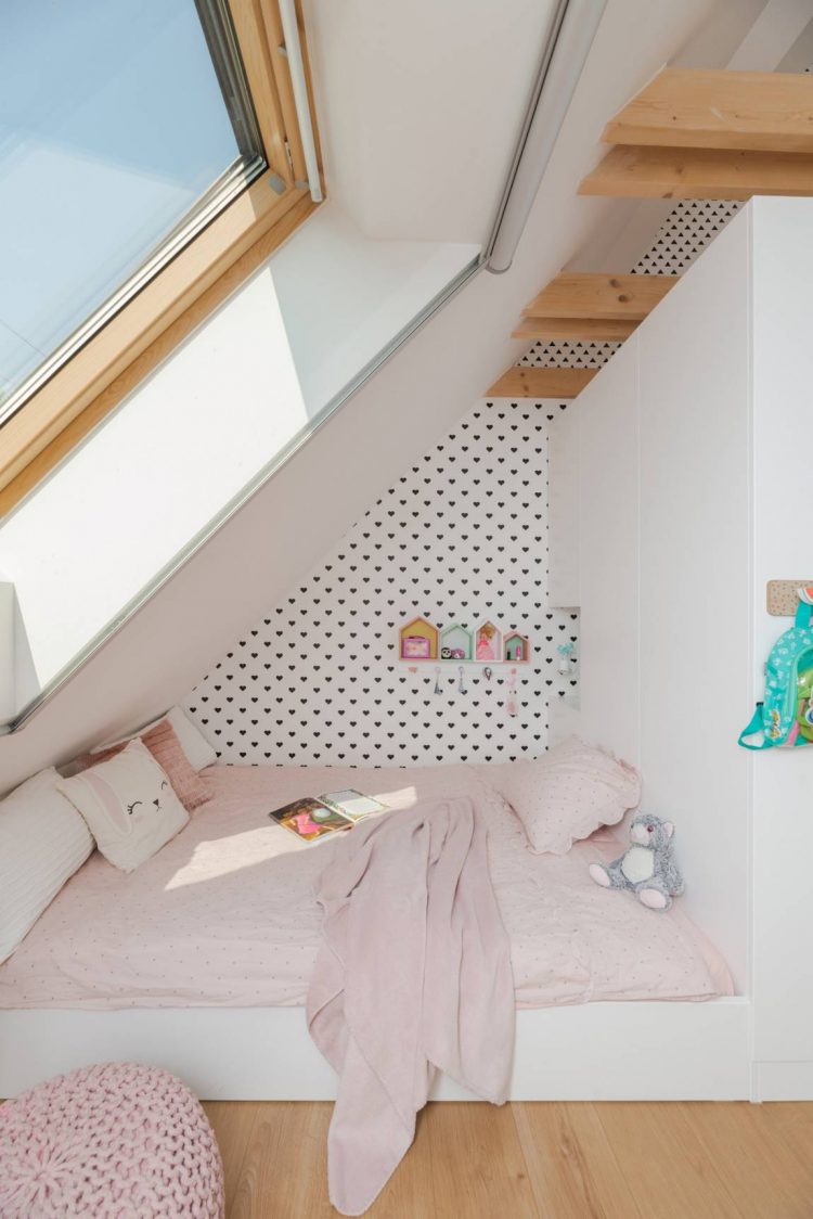 Phòng ngủ của 3 cô con gái nhỏ được bố trí ở tầng 2 nên nương theo chiều dốc của mái nhà, tạo nên những khoảng không gian xinh xắn đáng yêu. Những bức tường cũng được tận dụng để lưu trữ những món đồ nho nhỏ.