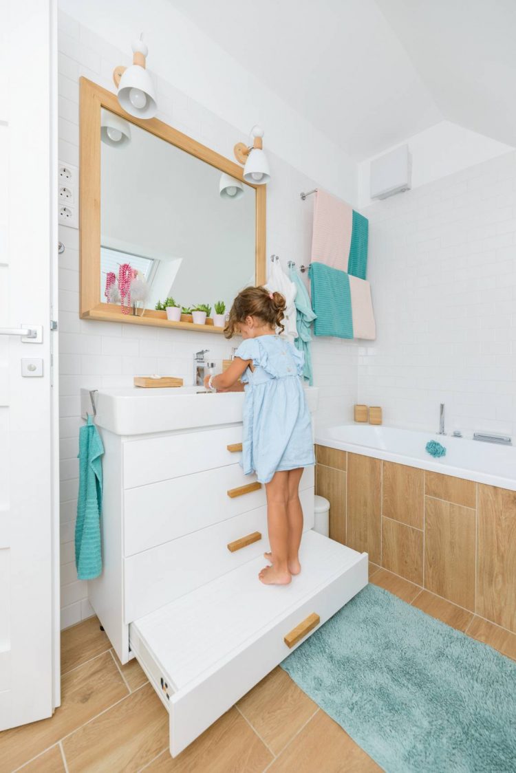 Bồn rửa kết hợp tủ lưu trữ với những ngăn kéo mở ra kiểu bậc thang phù hợp chiều cao với từng đứa trẻ cũng như đảm bảo an toàn khi các con sử dụng lúc làm vệ sinh cá nhân.