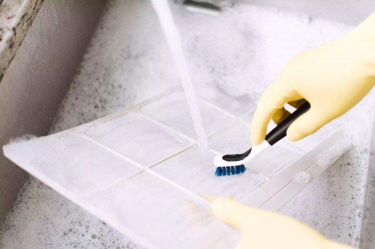 Dùng xà phòng rửa bát và bàn chải đánh răng cũ chà nhẹ nhàng, rửa sạch rồi lau khô bộ lọc máy điều hòa.