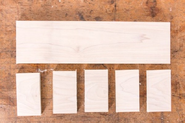 Sắp xếp các tấm gỗ to và nhỏ, thử độ cân đối của chúng để bắt tay vào thực hiện. 