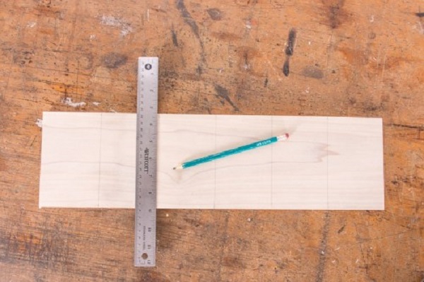 Dùng thước và bút chì chia tấm bảng thành 6 phần bằng nhau theo chiều dọc. 