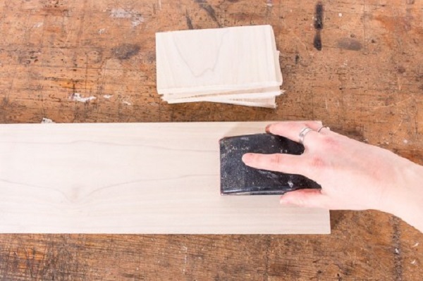 Dùng giấy nhám chà thật kỹ bề mặt và cạnh bên của các tấm gỗ.