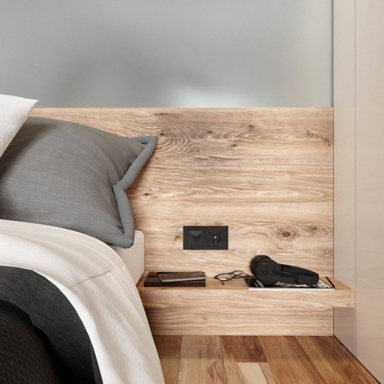 Khu vực đầu giường và táp đầu giường sử dụng cùng một vật liệu gỗ hoa văn tự nhiên để tạo sự tương đồng với sàn nhà giản dị. Táp đầu giường thực chất là một tấm gỗ được lắp đặt để giải phóng diện tích mặt sàn mà vẫn đáp ứng được công năng cơ bản nhất.