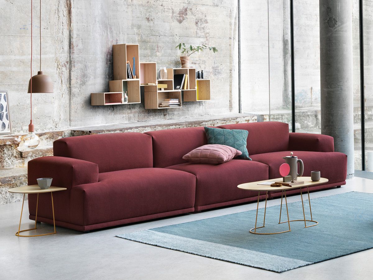 Ghế sofa màu đỏ mận tạo nên cảm giác sang trọng và quyền lực. Đặc tính module cho phép bạn tùy chỉnh các phần riêng lẻ theo sở thích và phù hợp với không gian sàn. Đệm ghế, tựa lưng và tay vịn êm ái, rộng rãi, cho khách ngồi cảm giác dễ chịu.
