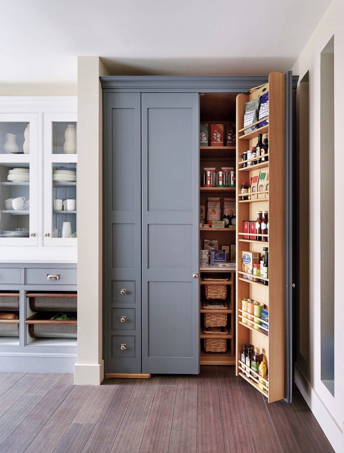 Tận dụng mặt trong của cánh cửa tủ để tăng không gian lưu trữ trong bếp.