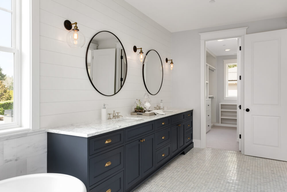 Dù rộng rãi hay chật hẹp thì gương soi và ánh sáng là yếu tố bắt buộc phải có trong khu vực phòng tắm.