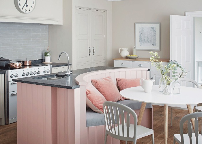 Vẫn là tông màu hồng điệu đà nhưng phòng bếp này có thêm sự liên kết giữa phần thân đảo bếp đến những chiếc gối tựa êm ái, bề mặt đảo bếp ốp đá cẩm thạch màu xám nhạt tương đồng với phần đệm trên băng ghế ngồi cho vẻ đẹp hài hòa tuyệt đối.