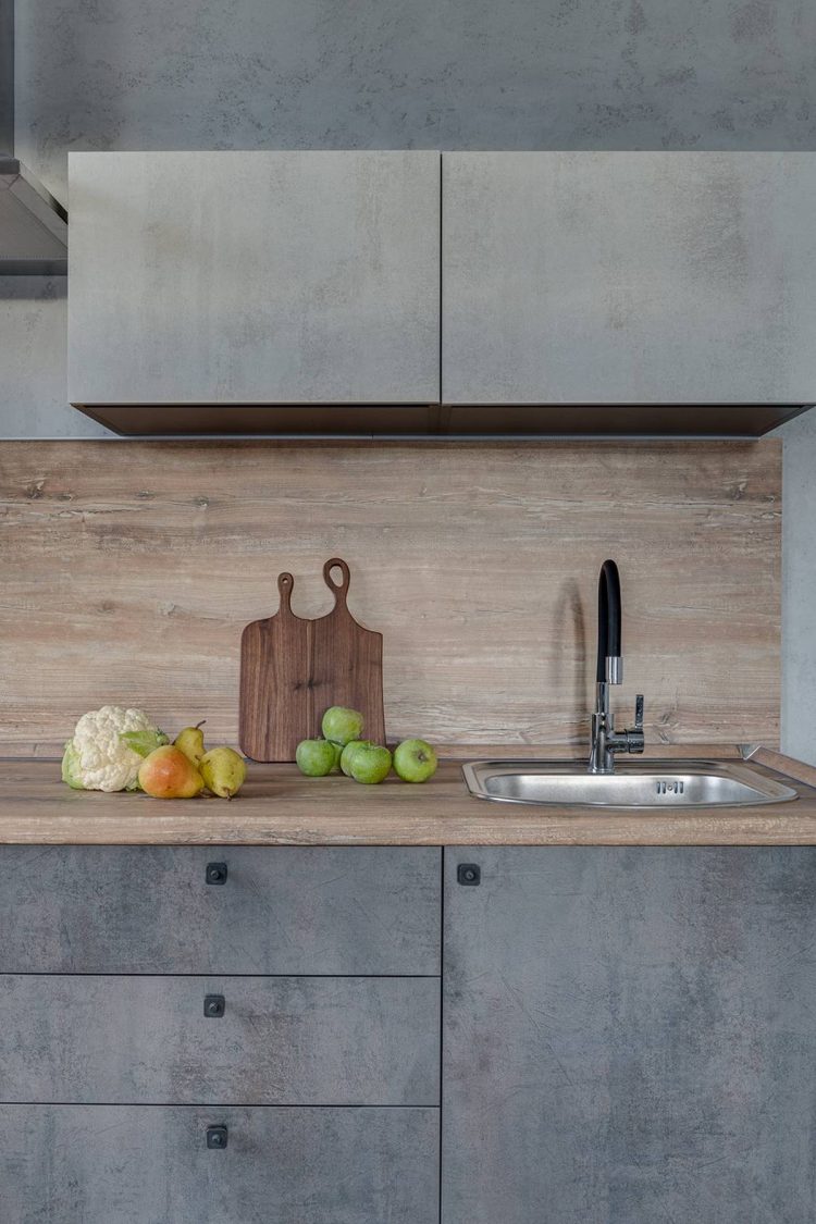 Sự phối hợp giữa hai chất liệu gỗ và màu sắc của thạch cao trong khu vực nấu nướng tạo nên sự thống nhất trong phong cách thiết kế chung của toàn căn hộ. Có nét gì đó cực kỳ thô sơ, giản dị mà vẫn cuốn hút, thể hiện cá tính của chủ nhân.