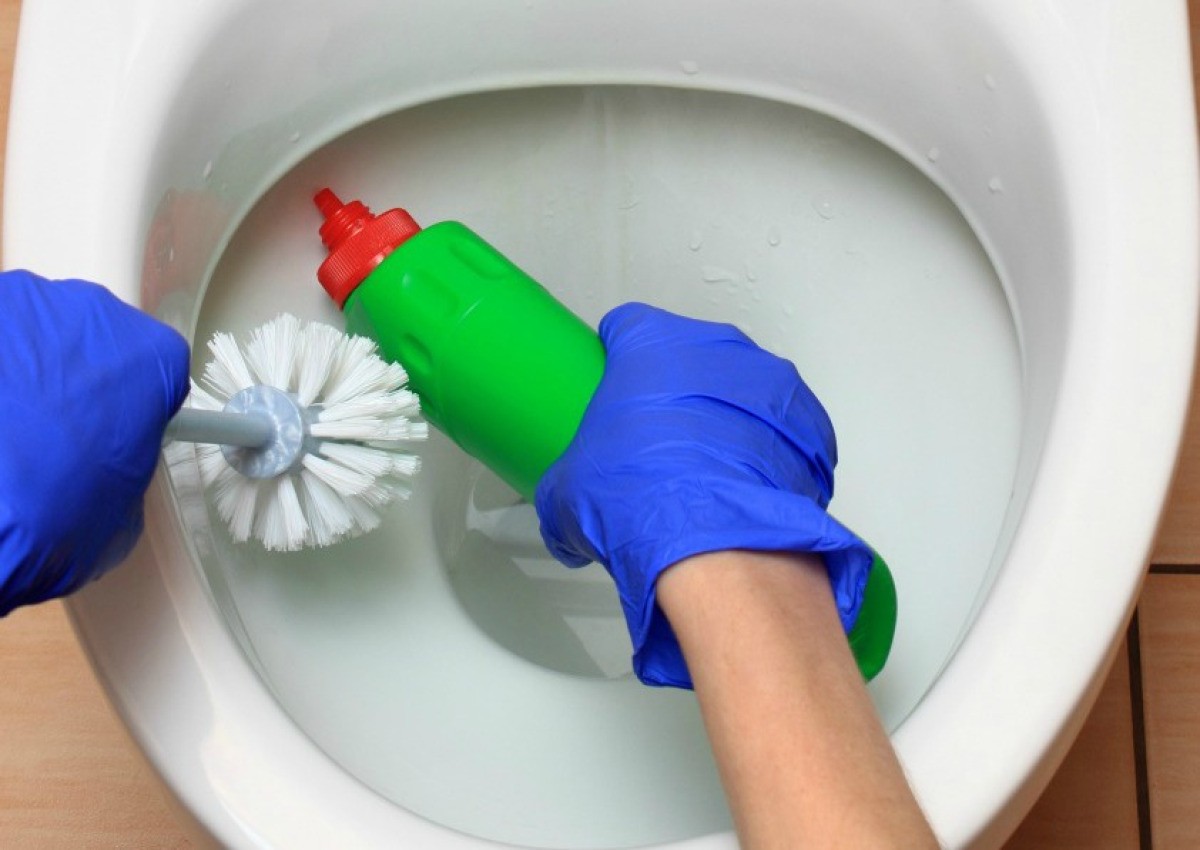 Không đổ thẳng chất tẩy rửa chuyên dụng xuống bồn vì ra làm loãng chất tẩy.
