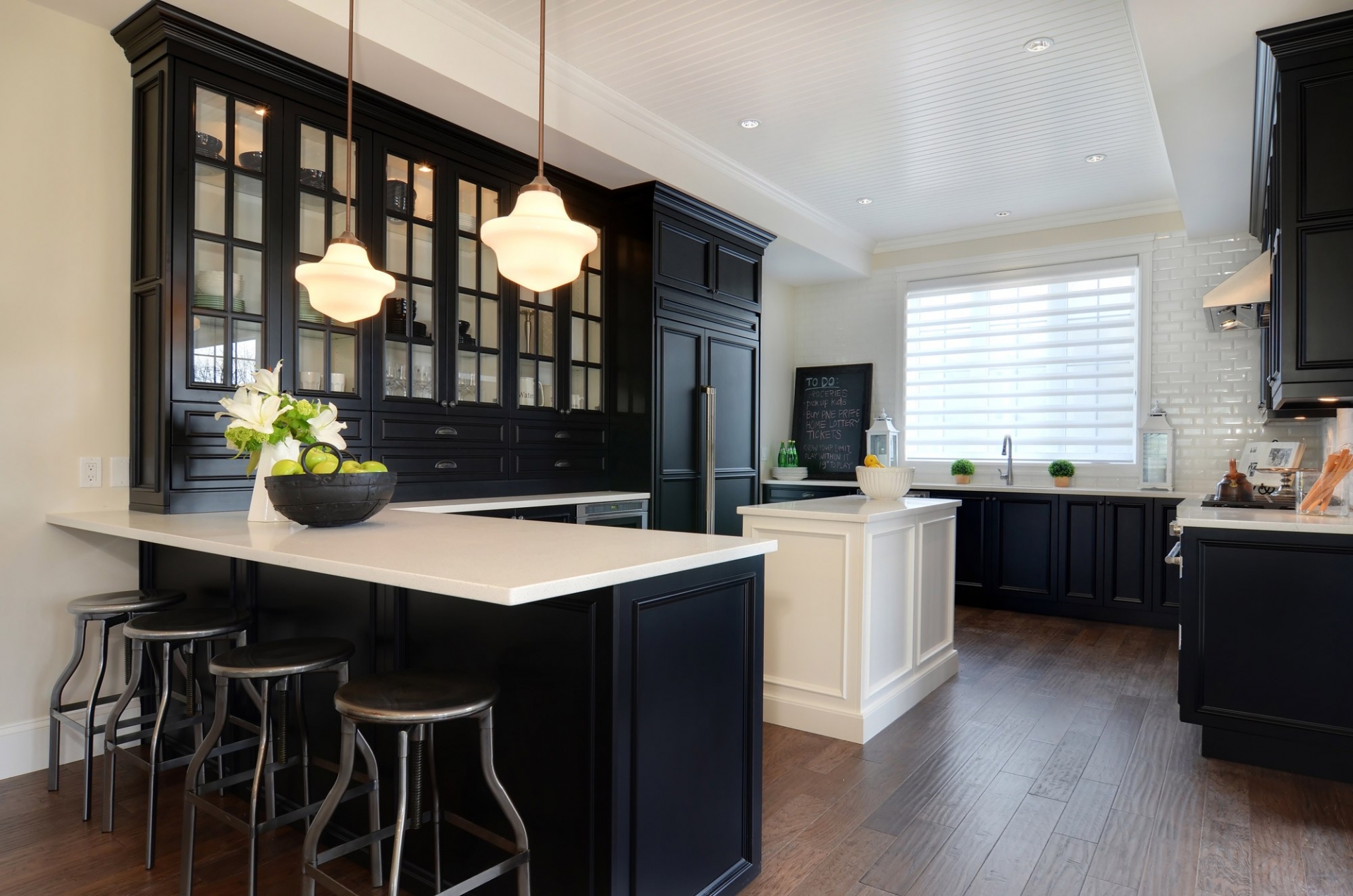 Tủ bếp tối màu sẽ mang lại sự sang trọng cũng như tạo chiều sâu cho phòng bếp.
