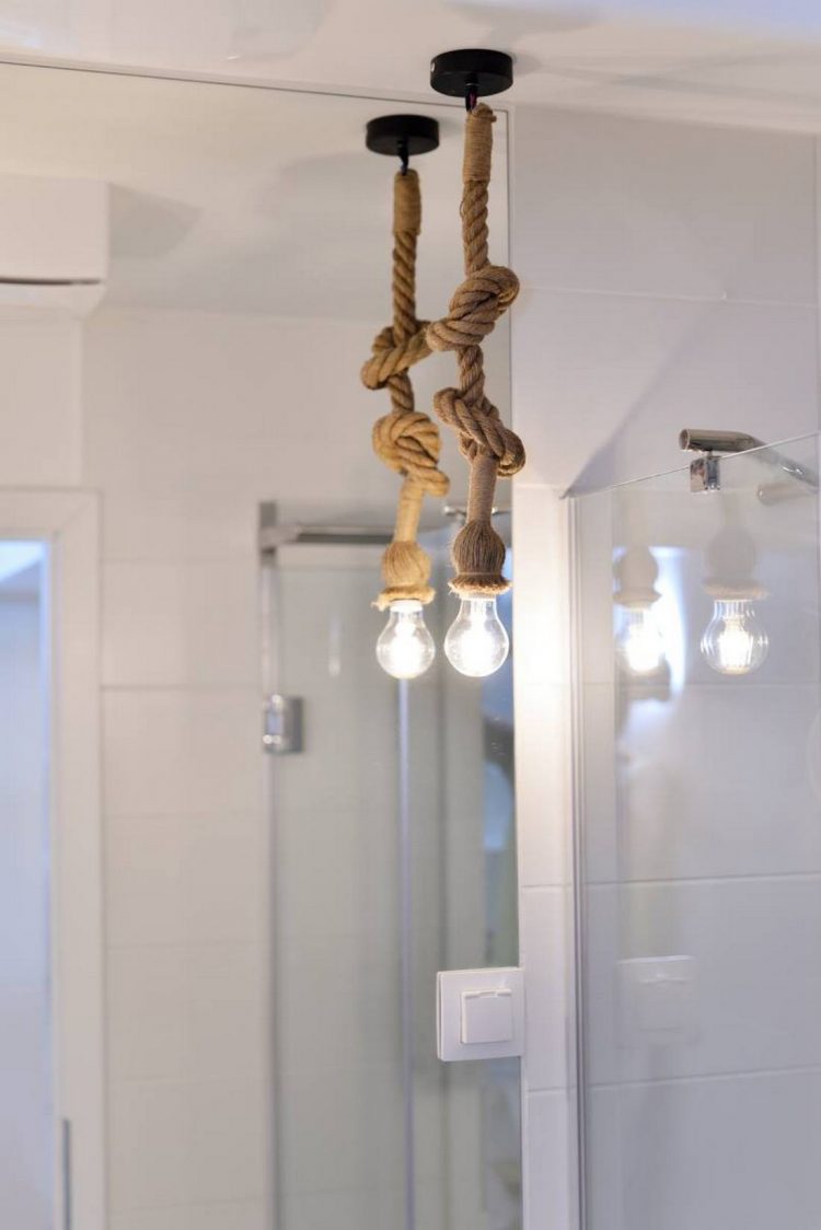 Cặp bóng đèn được treo trên sợi dây thừng là điểm nhấn siêu độc cho phòng tắm mà có lẽ bạn chưa từng bắt gặp nó ở một không gian nào tương tự. Vì thế, căn hộ mini nhỏ nhưng vẫn chất đúng không nào?
