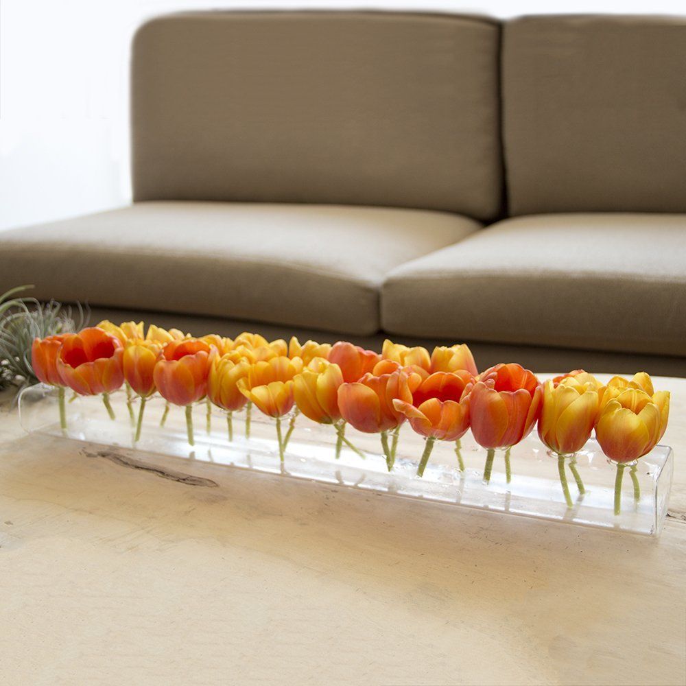 Và cuối cùng là thiết kế đơn giản nhưng không kém phần đẹp mắt. Chiếc lọ hình chữ nhật cho phép bạn có thể cắm nhiều bông hoa theo hàng ngang một cách rất riêng và độc đáo. Cách trang trí này khiến bàn nước phòng khách trở nên “điệu đà” hết nấc.