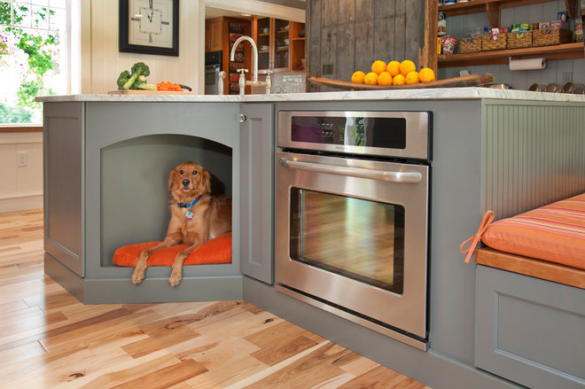Một chú chó Dachshund được chủ nhân ưu ái dành cho một góc ấm cúng ngay trong khu vực phòng bếp, với “ngoại thất” phủ veneer màu xám tro sang chảnh.