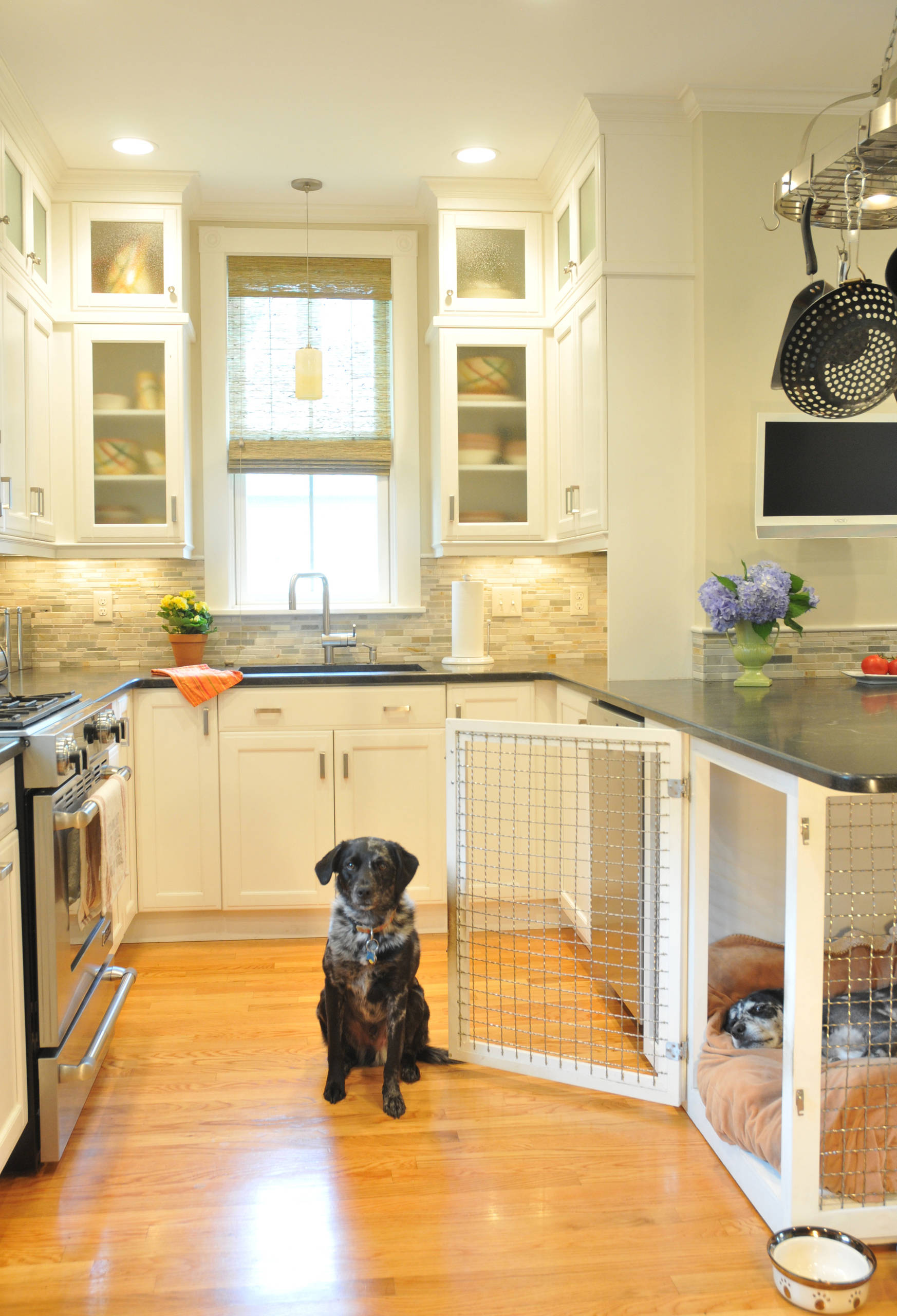 Vẫn lựa chọn phòng bếp là nơi “an cư” cho 2 chú chó nhưng chủ nhân ngôi nhà này đã cẩn thận hơn khi thiết kế thêm cửa lưới bằng kim loại để sử dụng khi cần thiết.