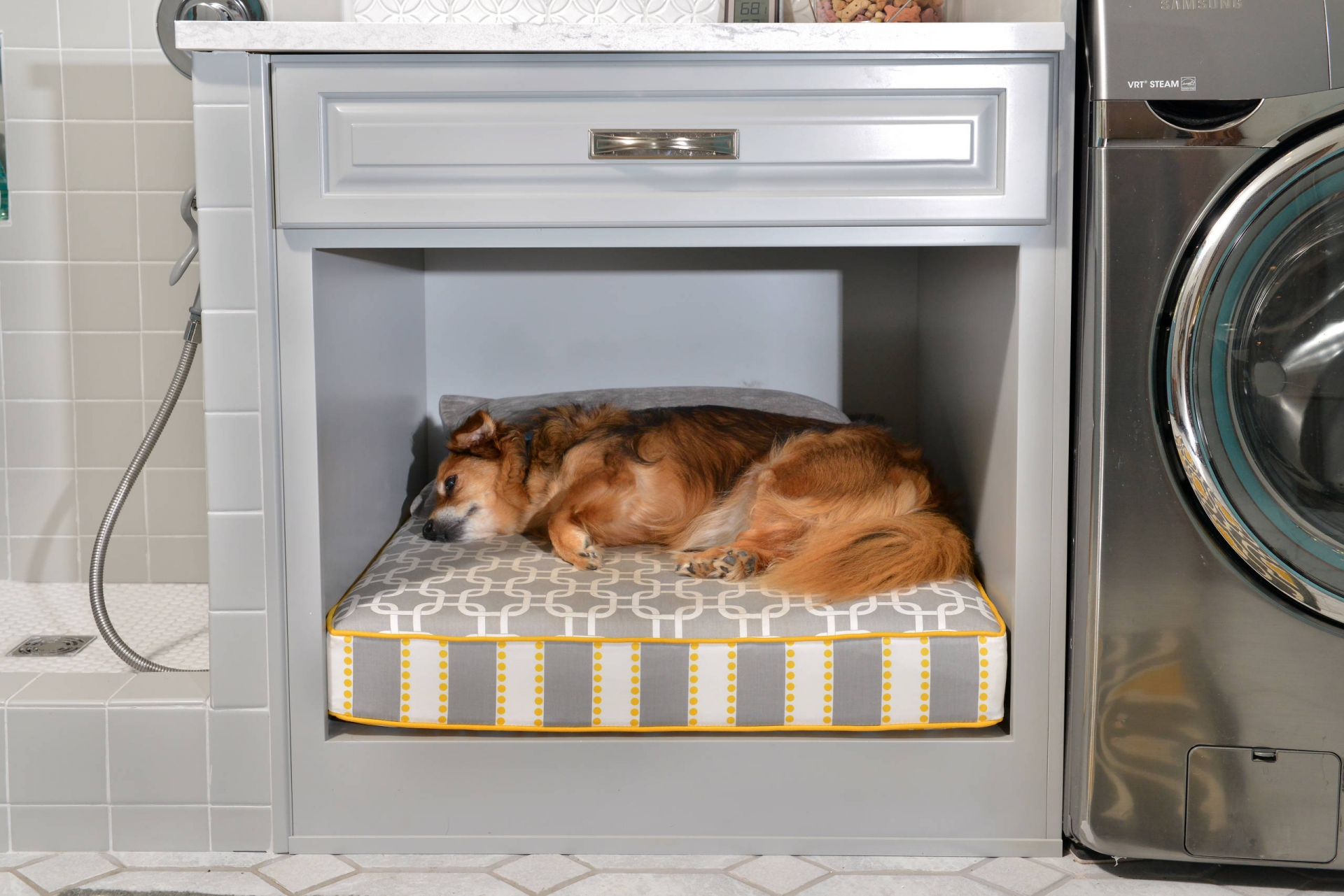 Một góc nhỏ nhắn bên cạnh chiếc máy giặt, dưới ngăn kéo tủ lưu trữ cũng đủ để trở thành thiên đường cho chú chó cưng có một giấc ngủ ngon lành trên chiếc đệm dày.