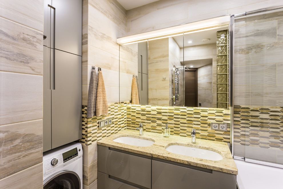 Tận dụng hốc tường trong phòng tắm, chủ nhân của căn hộ đã bố trí một chiếc máy giặt bên dưới tủ lưu trữ để đảm bảo không một mét vuông nào phòng tắm bị bỏ trống một cách lãng phí.
