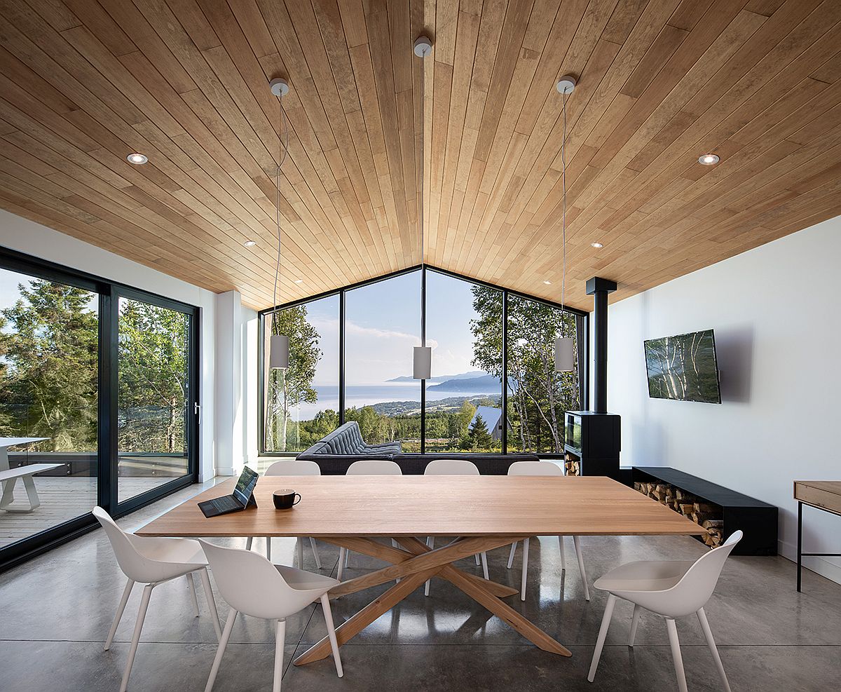Không gian mở hiện đại với phòng khách, phòng bếp và khu vực ăn uống trong nhà thiết kế trên cùng một mặt phẳng.