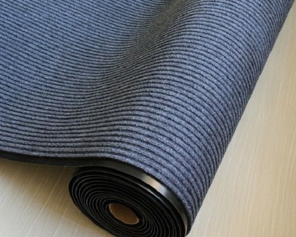Bạn nên chọn thảm có phần đế bằng cao su, vừa chống trơn trượt, độ bền cao, thấm hút tốt, bay hơi nước nhanh.