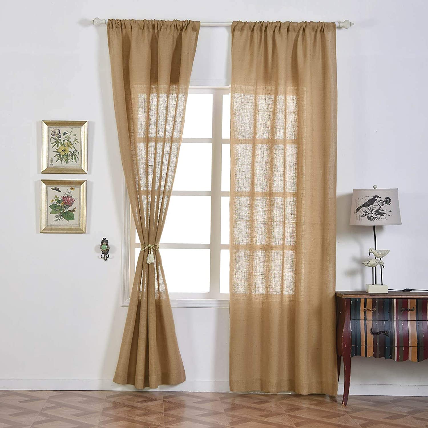 Vải bố có chất liệu dày dặn, độ cản nắng tốt hơn so với các loại vải thông thường nên được ưa chuộng khi thiết kế rèm cửa trang trí phòng.