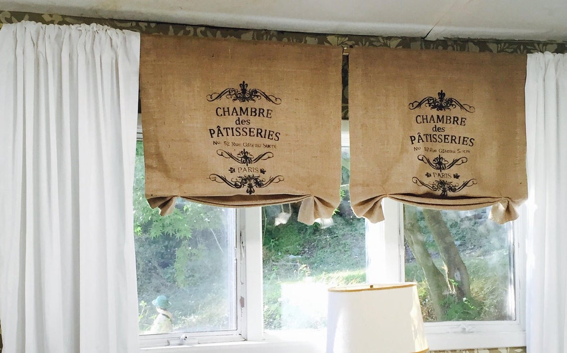 Những căn bếp phong cách đồng quê Pháp rất yêu chuộng những tấm rèm cửa bằng vải bố có in chữ, đôi khi chỉ để trang trí cho phần trên của ô cửa nhỏ.