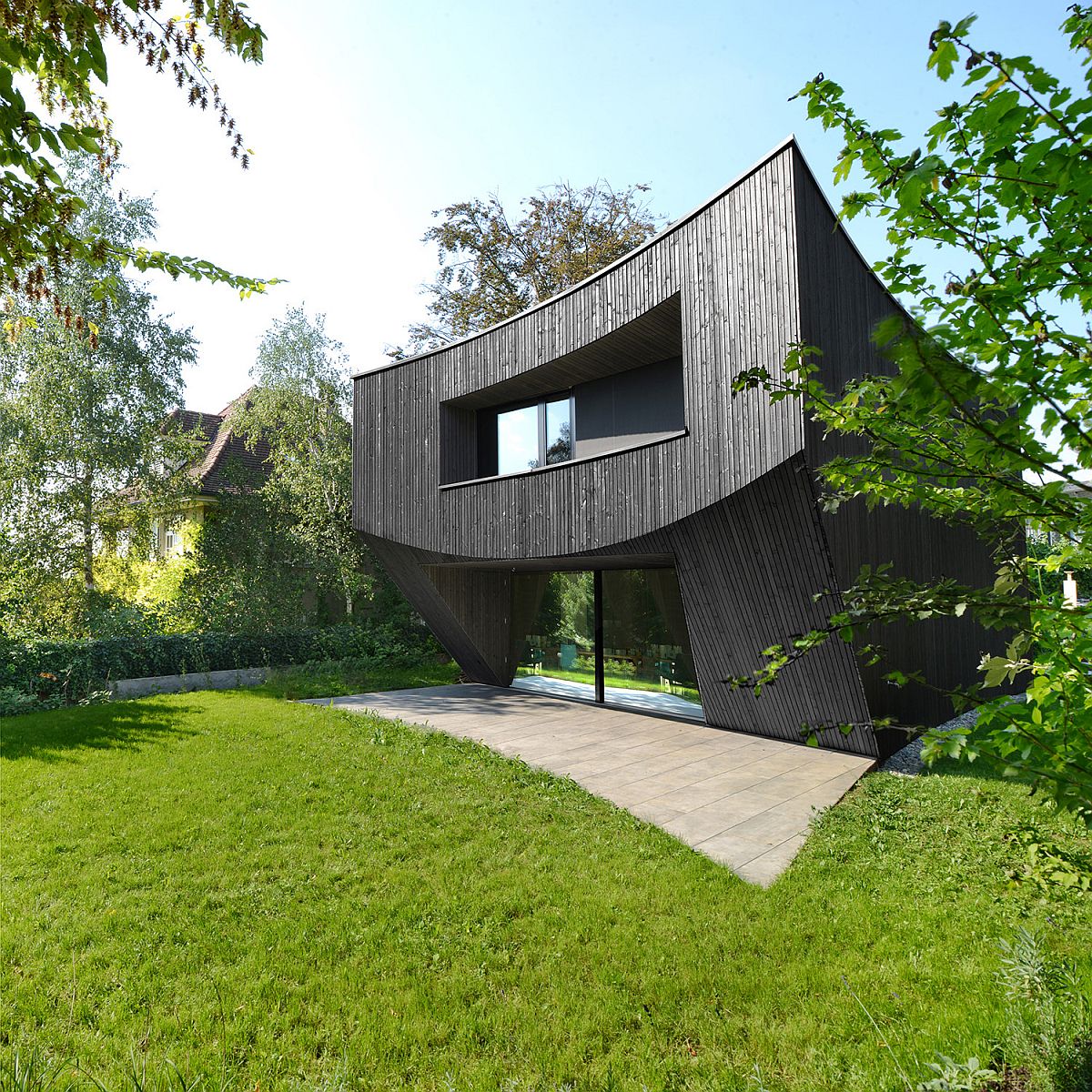 Ngôi nhà gỗ nằm ở Basel (Thụy Sỹ) được thiết kế sáng tạo với đường cong ấn tượng từ cái nhìn đầu tiên.