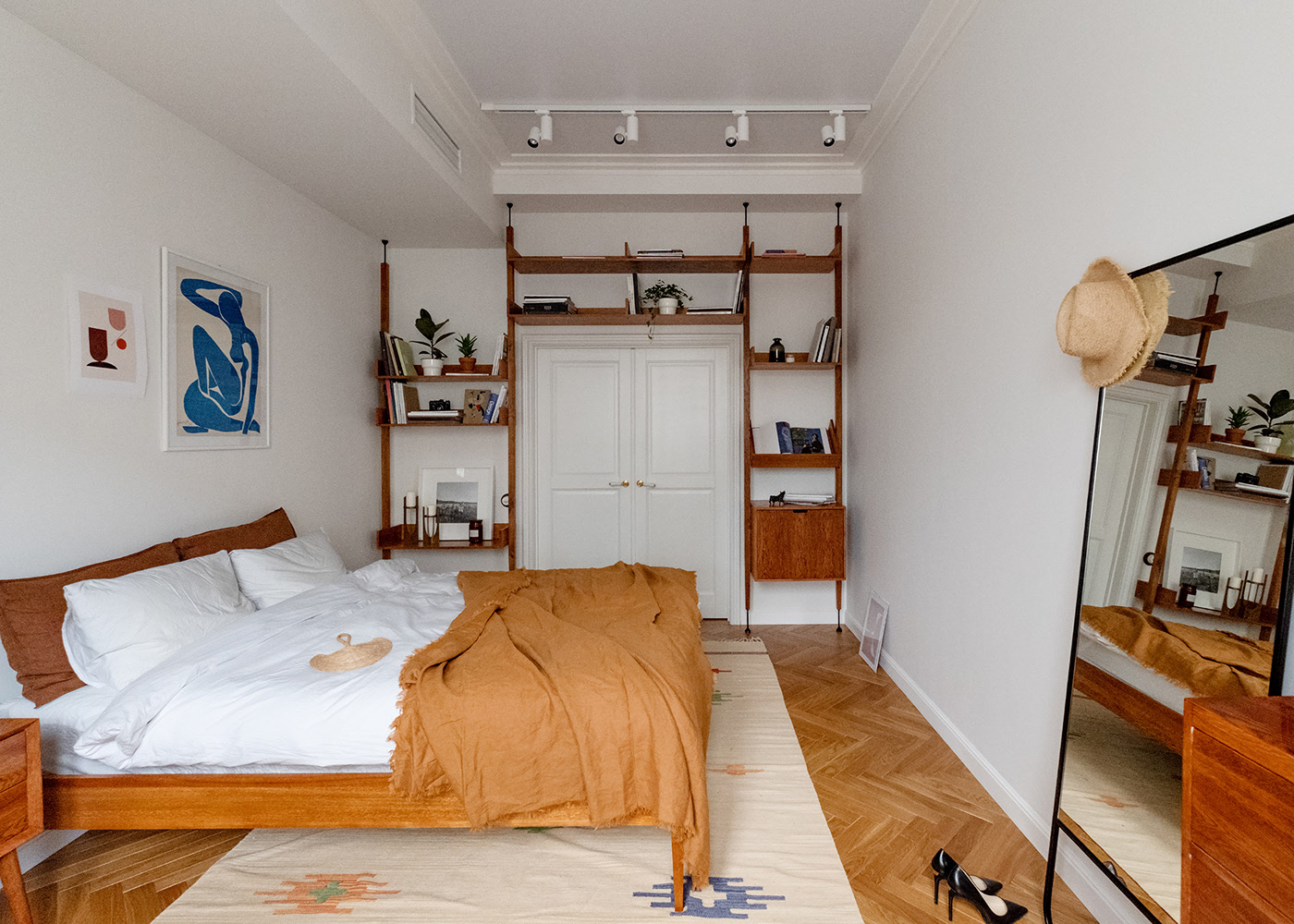Mời bạn tham quan phòng ngủ của chủ nhân, khu vực nghỉ ngơi thư giãn vẫn trung thành với hai gam màu trắng tinh khôi cho nền tường và nội thất nâu trầm ấm áp.