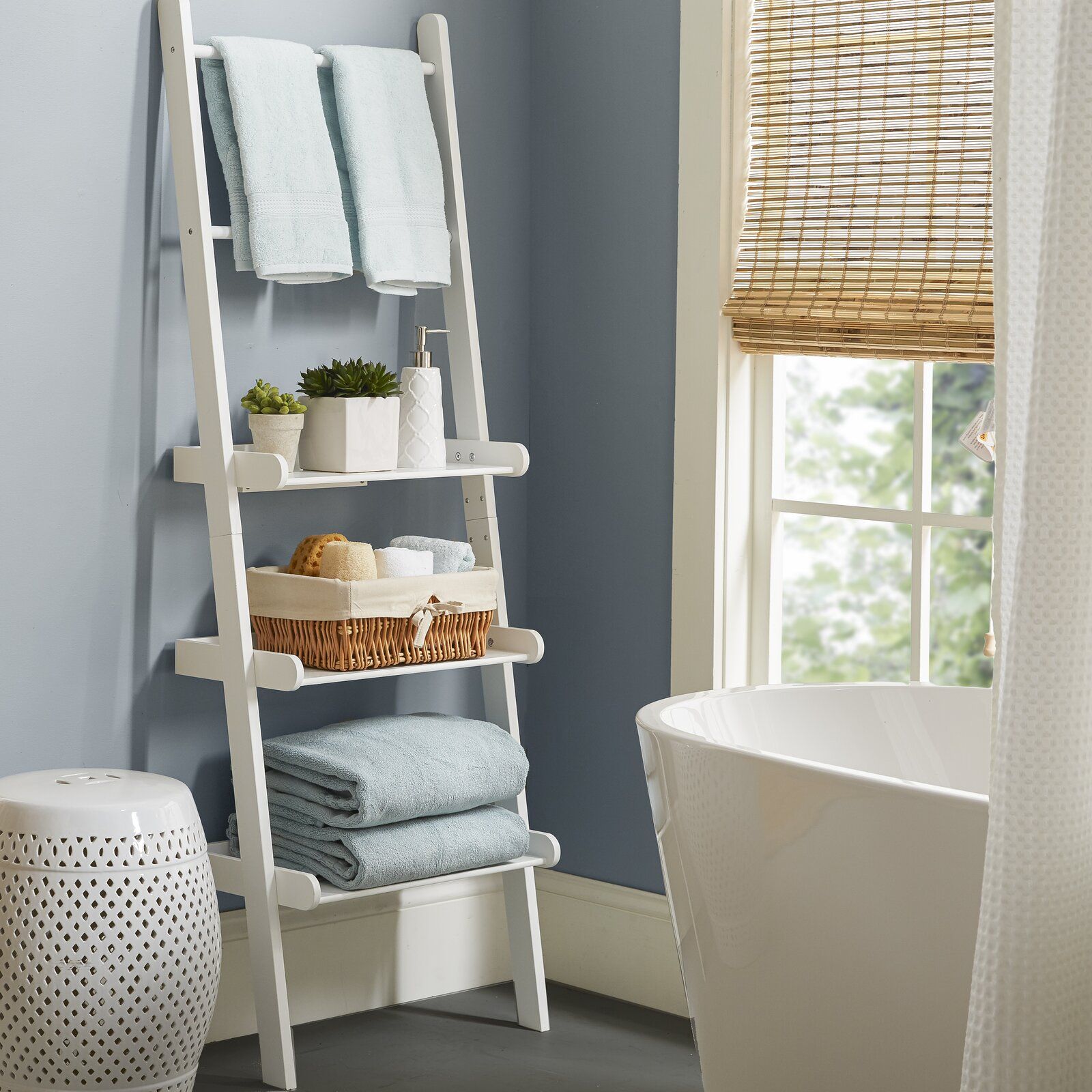 Một chiếc kệ hình thang dựa lưng vào tường sẽ giúp cho phòng tắm có thêm không gian sắp xếp khăn lau, dầu gội, sữa tắm và cả một vài chậu cảnh trang trí.