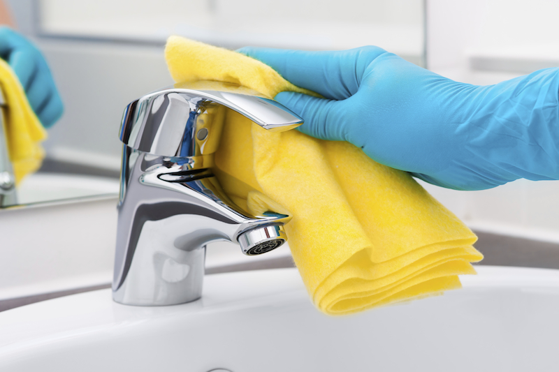 Dùng khăn lau khử trùng để lau chùi bồn rửa, bao gồm cả vòi nước ở bồn rửa tay, toilet, vòi xịt, bồn tắm,...